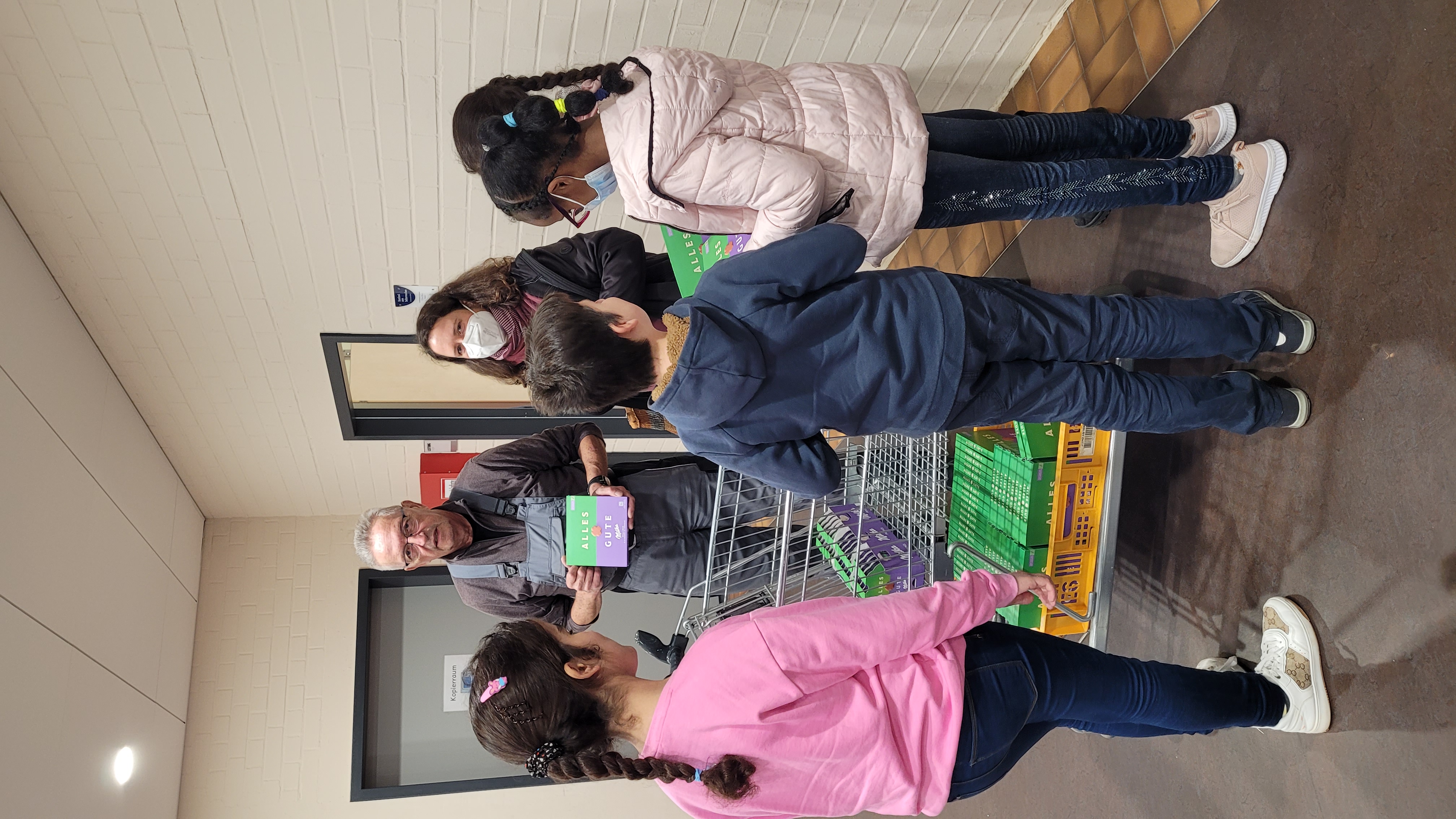 Frank%20Basenach%20verteilt%20Schokogru%C3%9F Frank%20Basenach%20verteilt%20Schokogru%C3%9F